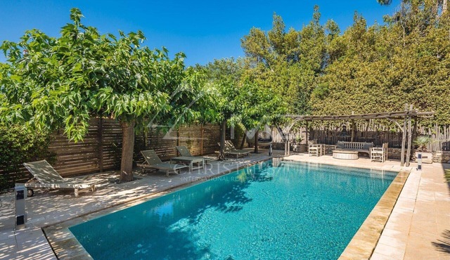 4 bdrm Family Villa w/AC, 2 parking spots, pool, 7 min walk to Place des Lices
