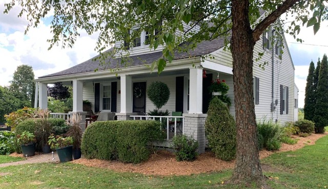 4-bdrm. farmhouse in enjoyable Mount Olivet with beautiful views. Near Maysville