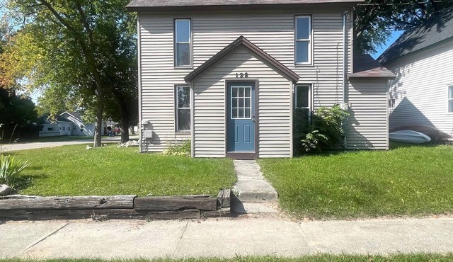 4 bdrm home by the beach, downtown, boating, golf, ice fishing and pet friendly