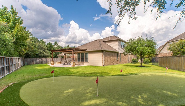 4 bdrm Home w HUGE backyard & Putting Green!!