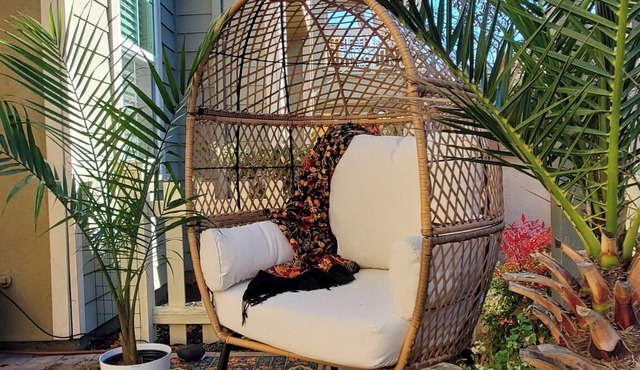 4-bdrm home, WiFi, AC, storage, parking in quiet neighborhood. Pets, kids OK!