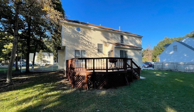 4-BDRM home with Office. Deck facing small pond. Executive and Vacation Stays.