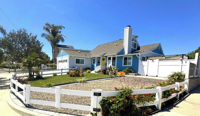 4-bdrm house, 2 miles from Beach-Pet Friendly-HotTub-Playroom-Playground-Heat/AC