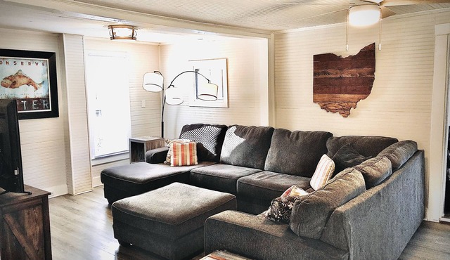 4 BDRM House Sleeps 11 in the Heart of Geneva on the Lake