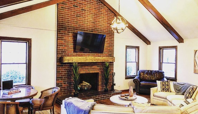 4 BDRM LAKE LODGE, SLEEPS 12, RIGHT IN THE HEART OF THE GOTL STRIP