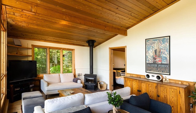 4 Bdrm Lakefront Family Cottage near Sir Sam's