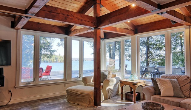 4 bdrm +loft, 3 bath, Island Property on Lake Muskoka! Beach Hut! Hot tub!