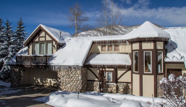 4 bdrm + loft, 4.5 bath West Vail Remodeled & Updated Mountain Tudor sleeps 13!