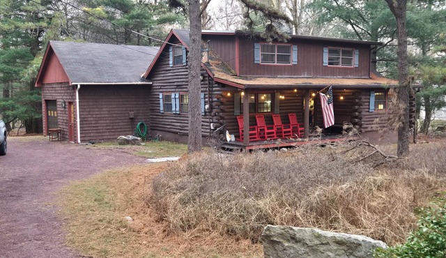 4-bdrm Log Cabin in beautiful Lake Harmony w/Game room, hot tub, fire place/pit