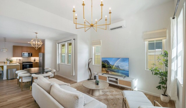 4 BDRM, Near beach, Free Prking, HotTub, Pool, Gym