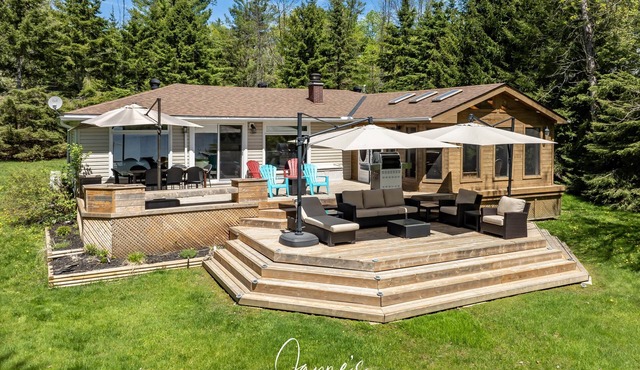 4 Bdrm South Exposure! Shallow Water, Level Land! 2017 Newly-Renovated Kitchen!