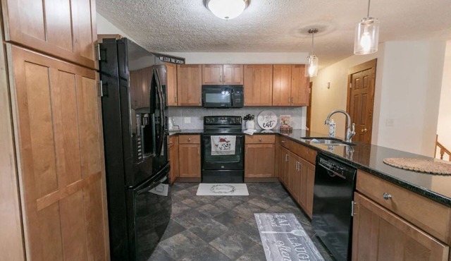 4-bdrm southern Farmhouse, 30 mins from Franklin w/barn and acres of farmland!