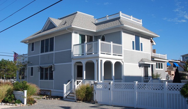 4 BDRM with pool, beach block Steps to beach, walk to Bay village,Fantasy Island