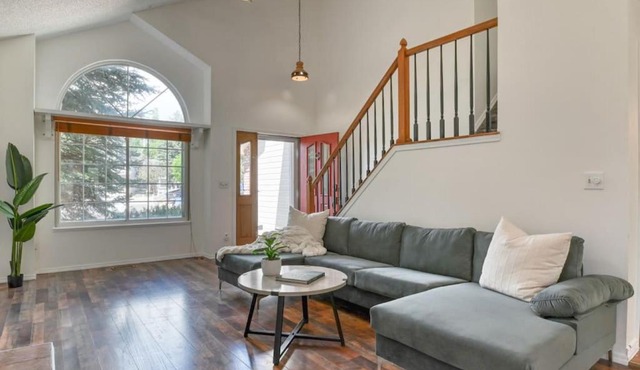 4 Bdrms, fenced back yard, Pool Table and Mtn Views