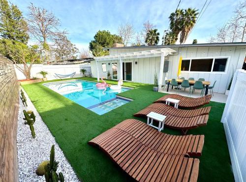 4 Bed Modern Pool House with Spa & Game Room