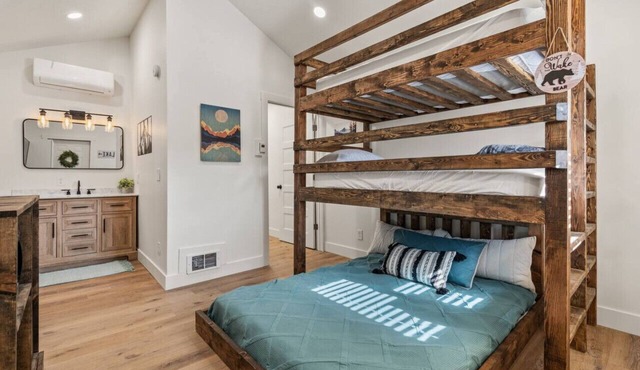 #4 Bear Lake Cabin! Newly Remodeled! AC! Sleeps 4!