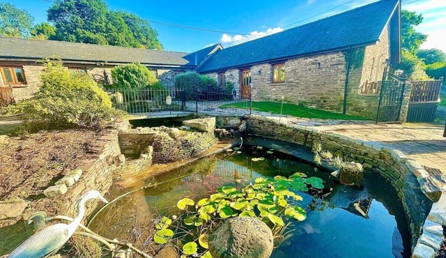 4 beautiful stone barns SlEEPS 17 People