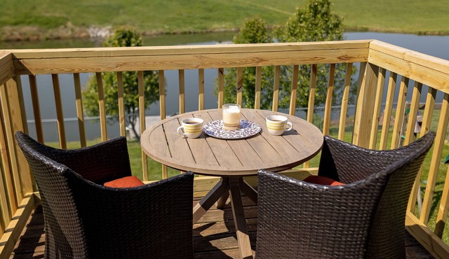 4 Bed, 2.5 Bath, 3 KING BEDS on a Private Lake with Dock! Family Friendly