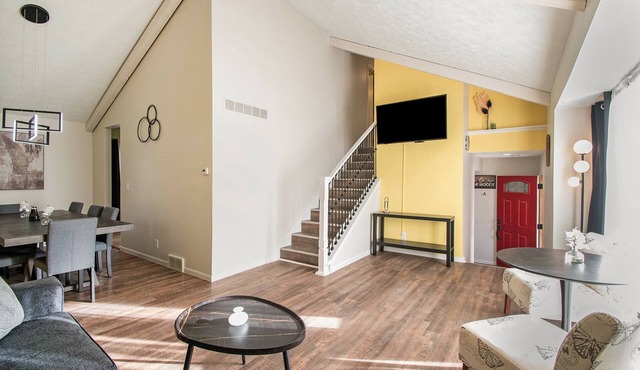 4 Bed; 2.5 Bath ; 940 Mbps ; Fenced Yard ; Grill