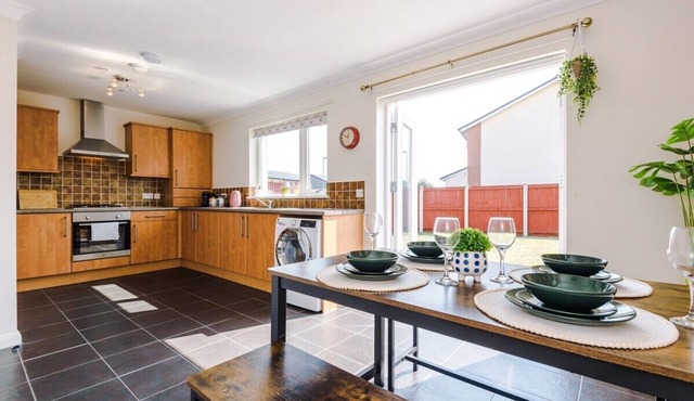 4 Bed+2.5 Bath|Contractors + Groups| Free Parking!