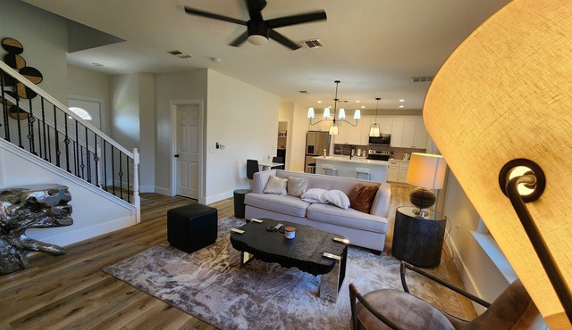 4 Bed, 2.5 bath House 9mins from Airport