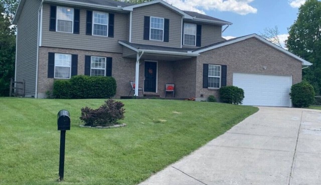 4 Bed 2.5 Bath Sleeps 10- King of Karincrest