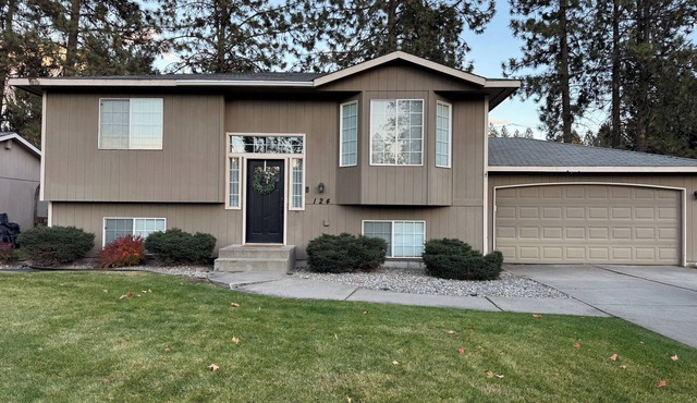 4-bed 2.5 bathroom in North Spokane with treadmill, WiFi, AC