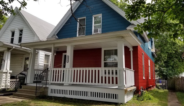 4 Bed 2 Bath 1 block from Coe College NE CR