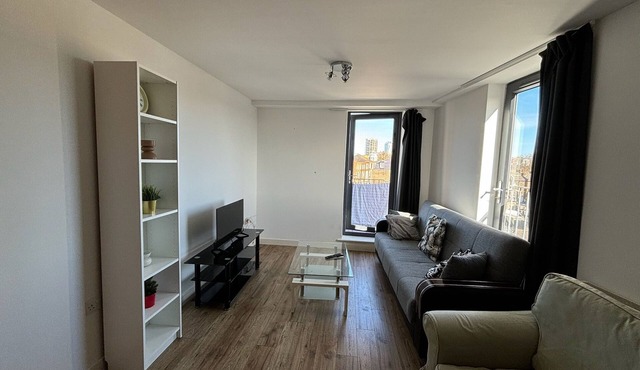 4 Bed 2 Bath Balcony Retreat - 15min-O2 Arena!