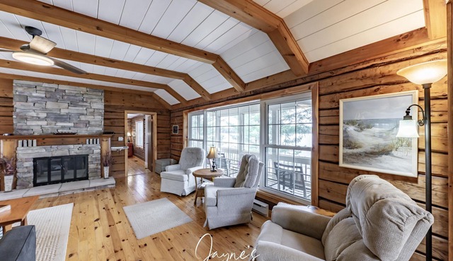 4 bed 2 bath cottage on Clear Lake
