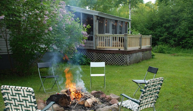 4 Bed 2 Bath Escape in the Woods. 10 minutes to the beach!