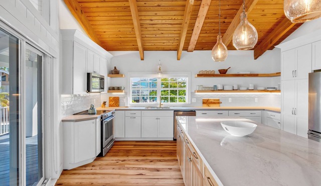 4 bed 2 bath/Hammer Point/Professionally designed/Seawall/Boat lift