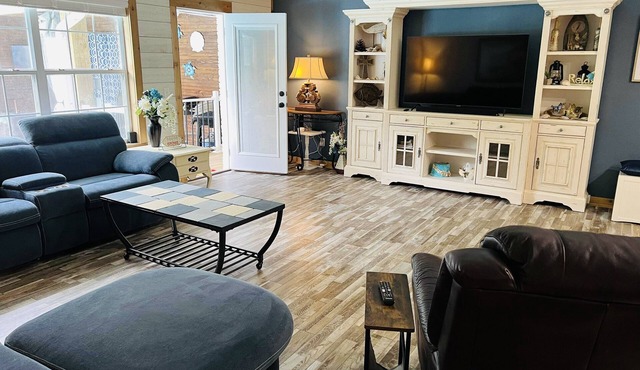 4 Bed 2 Bath home w/Private Pool, Hot Tub & Sauna. Close to Beaches!