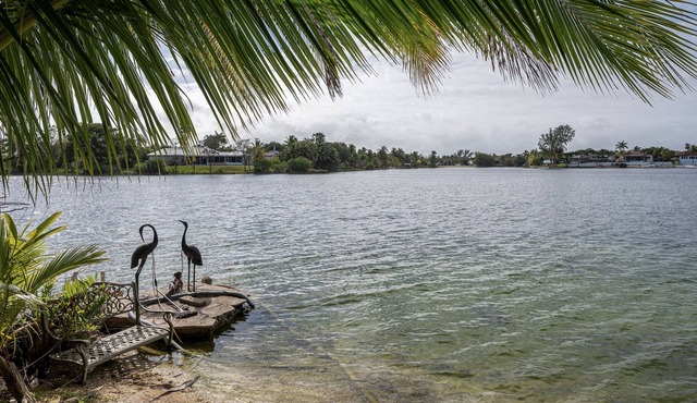 4 BED & 2 BATH Lakefront Duplex w/ Pool in between Downtown Miami & Florida Keys