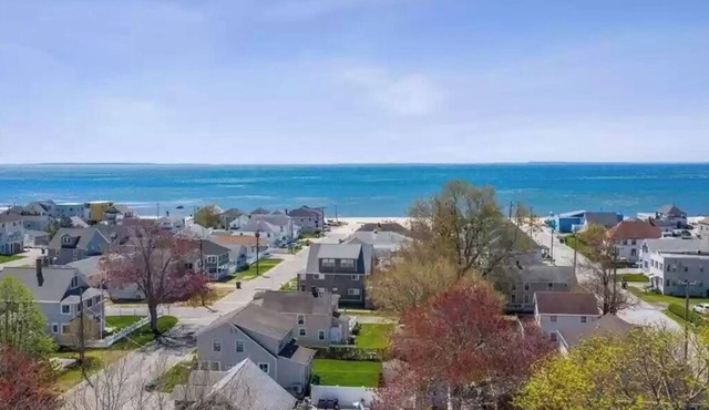 4 BED/2 BATH -PRIVATE BEACH: OLD COLONY