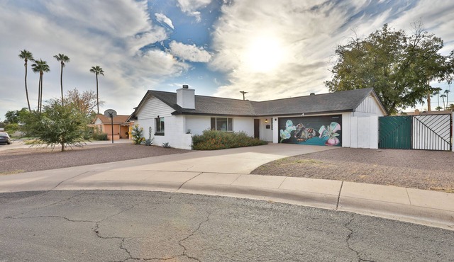 4 Bed 2 Bath Single Family home with 2 King Beds sleeps 10 with huge backyard