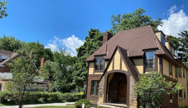 4 Bed/2Bath with Private Loft, Super Close to Shopping and Dining