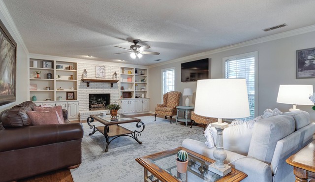 4 bed 3 1/2 bath Home Upscale Neighborhood