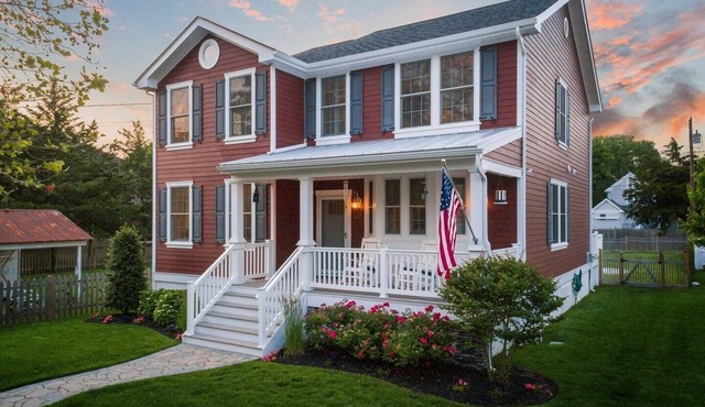 4 bed 3.5 bath close to the Beach w/heatable pool