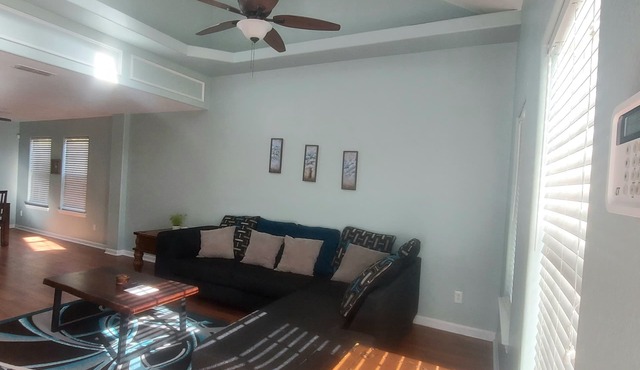 4 Bed 3.5 bath with king bed and jacuzzi tub!