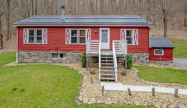 4 Bed, 3 bath Cabin with Hot Tub