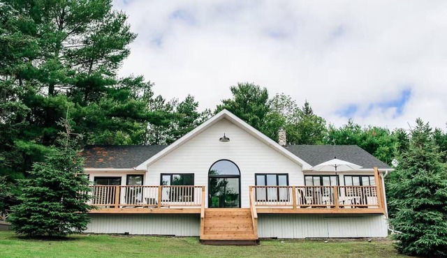 4 bed 3 bath cottage on Lake Rosseau