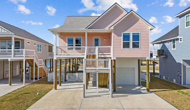 4 bed 3 bath Family Friendly Home in Marvelous Galveston with Pool Access & Wifi