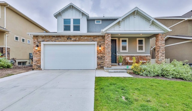 4 bed/3 bath Home in the HEART of Salt Lake City! Great shopping and food!