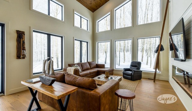 4 bed 3 bath home Minutes to Blue Mountain! 25 acres! Privacy!