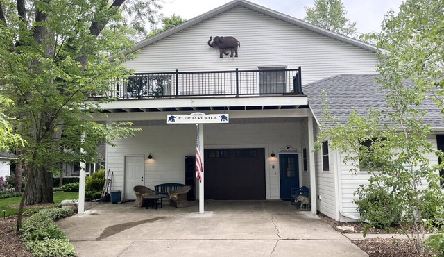 4 bed/3 bath huge house, 1.5 blocks to beach/town, hot tub/game rm, dog friendly