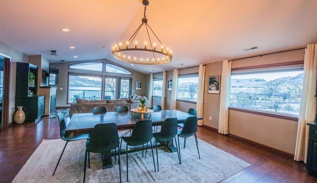 4 Bed, 3 Bath Riverfront Guesthouse, Mountain & River Views! Near Chelan