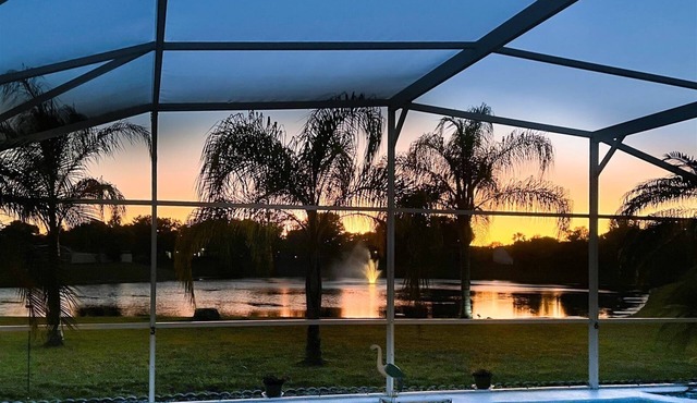 4 Bed/3 Bath Sunny Lakeview Escape