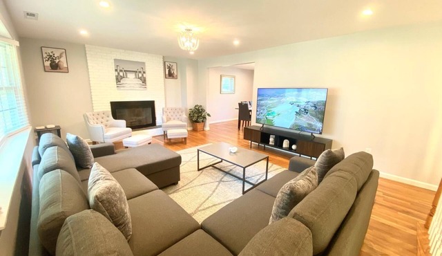 4 Bed, 3 Bath Urban Luxury in Central CT w/free RV parking