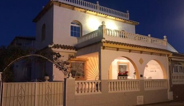4 Bed 3 Bath Villa Sleeps 8, Pool Wifi TV Close to Beach Restaurants and Shops